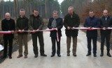Władze powiatu i gminy Włoszczowa przecinały wstęgę na leśnym odcinku