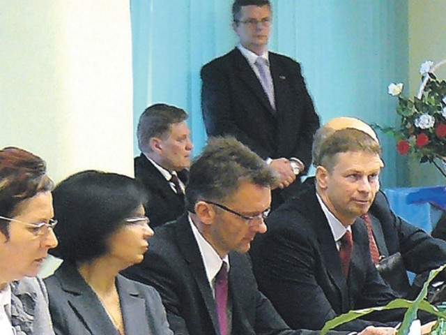 Radni PO nie należą do najbogatszych w tej radzie. Nawet ich przewodniczący Dariusz Śliwiński (trzeci od lewej, w okularach) nie ma wielkich oszczędności, choć wielu chciałoby mieć taką pensję, jaką dostaje w świnoujskim uzdrowisku.