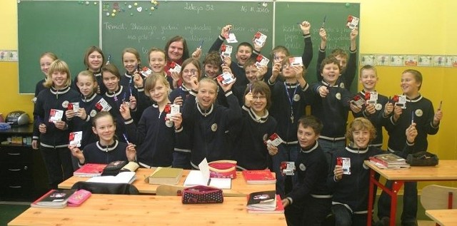 Klasa 5d ze Szkoły Podstawowej nr 15 w Gorzowie wczoraj dostała od nas 40 długopisów i 40 pendrivów. W finale na razie ma 20 głosów. Aby na nią zagłosować, wyślij SMS o treści klasasp.19 pod nr 71466. 