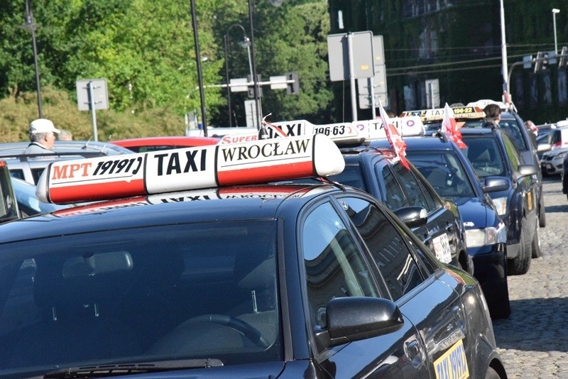 Taksówkarze zablokowali miasto. Protest przeciwko Uberowi