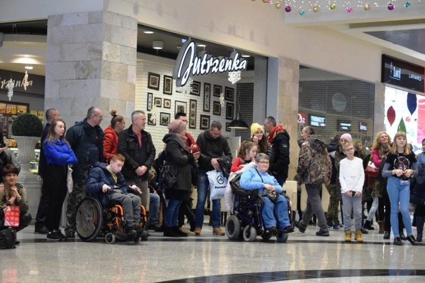 WOŚP w Zamościu już gra. W galerii Twierdza licytują, śpiewają i tańczą. Są też pokazy (ZDJĘCIA)