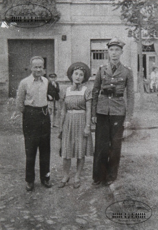 Michał Ostoja-Chrostowski z Grażyną i jej kolegą. Przed 1939...