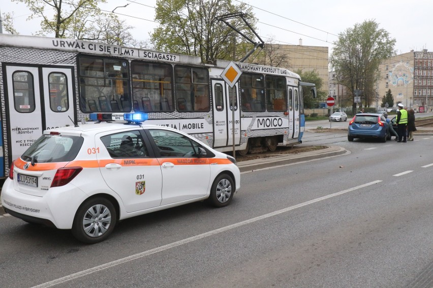 Wypadek z udziałem tramwaju i samochodu osobowego....