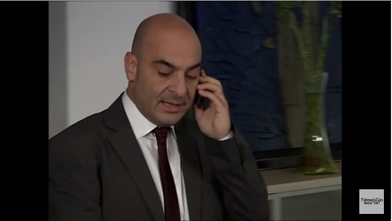 Munir rozmawia przez telefon.