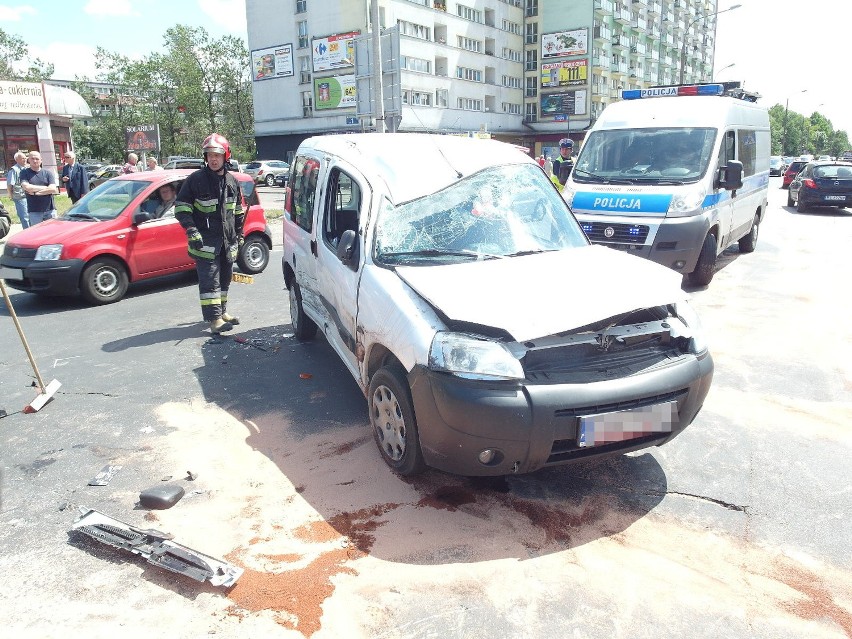 Wypadek na Traktorowej w Łodzi. Zderzenie trzech samochodów [ZDJĘCIA]