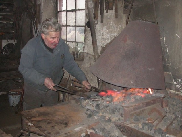 Kiedyś Jan Zaczyk żył z kowalstwa. Dzisiaj jest jego pasją, bo na chleb nie da się w kuźni zarobić,