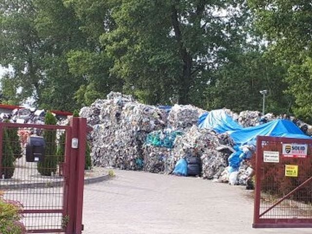 Groźne odpady nad Rudawą w Zabierzowie. Mieszkańcy obawiają się podpalenia [ZDJĘCIA]