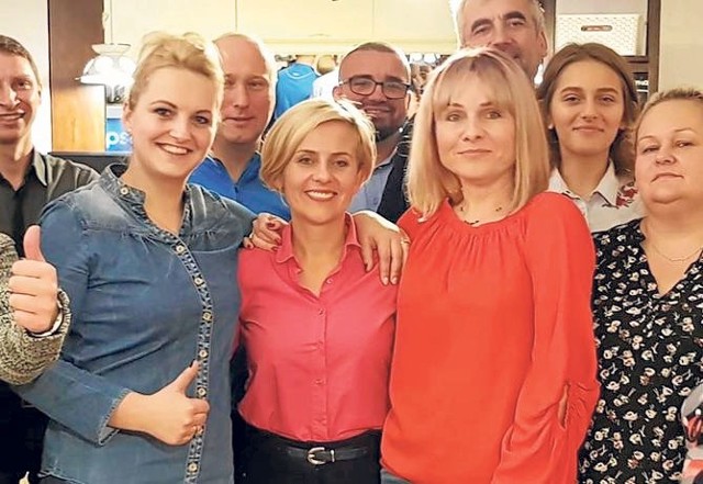 Emilia Bury (w środku) ze swoim sztabem wyborczym podczas niedzielnych wyborów w Białogardzie