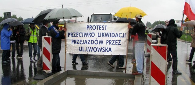 Mieszkańcy południowej części Dębicy są zdeterminowani i przez dwa dni z rzędu blokowali ruch na obwodnicy miasta.