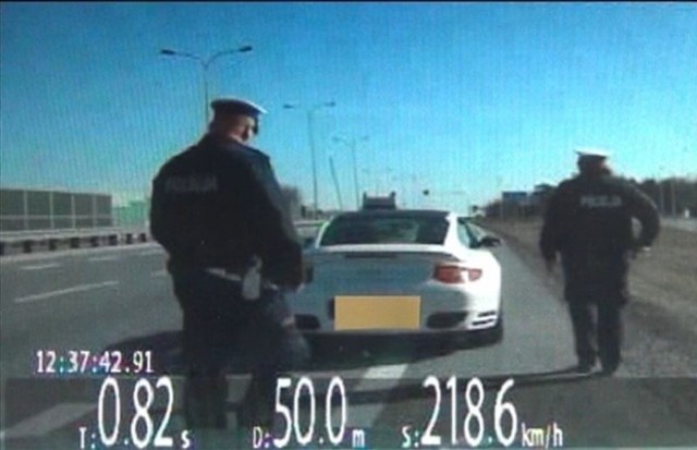 Kierowca porsche rozpędzonego do 218 kilometrów na godzinę nie przyjął mandatu. Policjanci wnioskują o jego ukaranie do sądu w Grójcu.