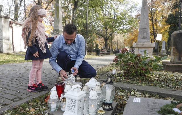 Dzień Wszystkich Świętych na Starym Cmentarzu w Rzeszowie. Galeria zdjęć.