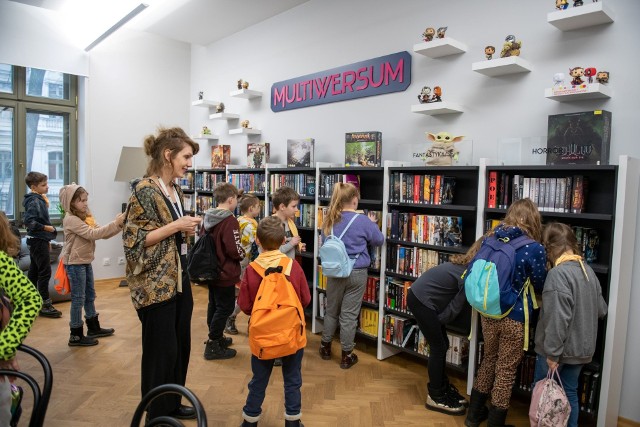 W Mediatece swój ostatni dzień ferii spędzali półkoloniści z Centrum Zajęć Pozaszkolnych nr 3. Była okazja by zapoznać się z księgozbiorem, nauczyć korzystania z biblioteki, ale przede wszystkim pobawić się klockami. Duże wrażenie na dzieciach zrobiło Legowisko czyli sala z  klockami lego, z których można budować co tylko wyobraźnia podpowie.