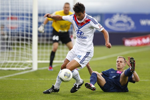 Pogoń zremisowała z Lyonem 0:0. Szansę występu otrzymał wówczas m.in. Julien Tadrowski (leży na murawie), który ostatni sezon spędził na wypożyczeniu w Górniku Łęczna.