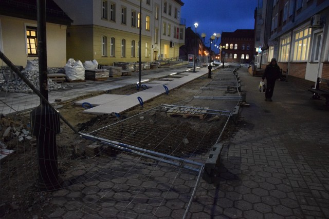 Powalony przez wiatr płot na placu przy szczecineckim rynku