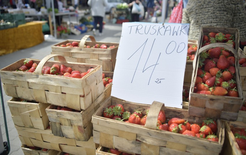 Ceny truskawek na całym targowisku były podobne - kilogram...