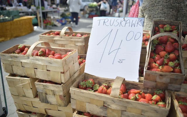 Ceny truskawek na całym targowisku były podobne - kilogram tych owoców kosztował od 7 do 8 złotych.