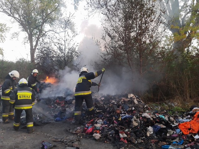 Strażacy z OSP Wierzbica ponownie gasili pożar nielegalnego składowiska na terenie byłej cementowni.