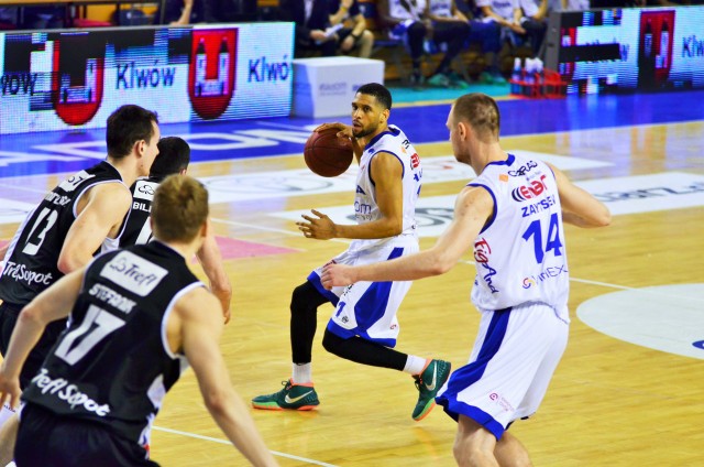 C.J. Harris (z piłką) był najskuteczniejszym zawodnikiem Rosy Radom w meczu z Treflem Sopot.