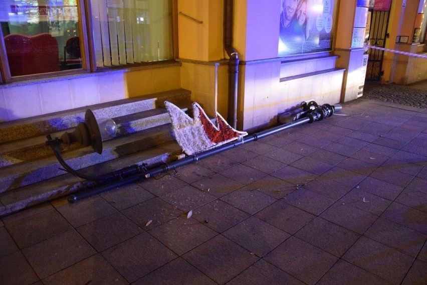 Tarnów. Skoda wpadła w poślizg na Krakowskiej i powaliła uliczną latarnię