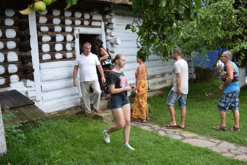 Szymbark. XV Panorama Kultur. W skansenie głośno gra muzyka, jest mnóstwo ludzi, są stoiska z rękodziełem, gospodynie częstują pysznościami