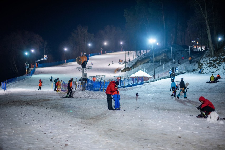 Stok narciarski w Kazimierzu Dolnym przyciąga narciarzy. Po zmroku jest ich więcej niż za dnia. Zobacz zdjęcia