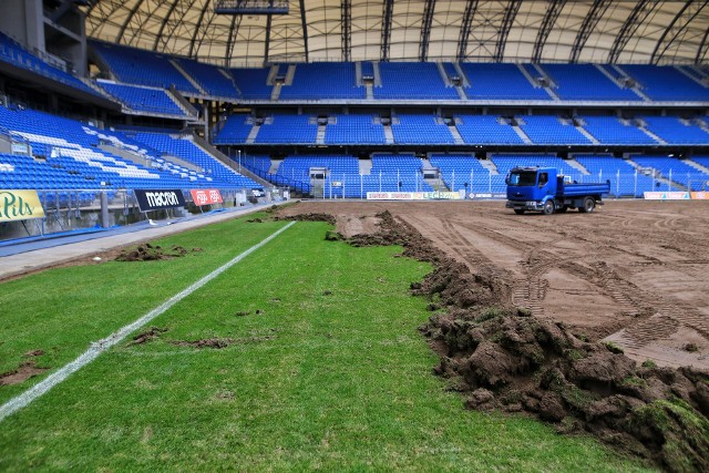 Nowa murawa zostanie zainstalowana do 19 października. Wtedy Lech zagra przy Bułgarskiej mecz pucharowy ze Śląskiem Wrocław.Przejdź do kolejnego zdjęcia --->