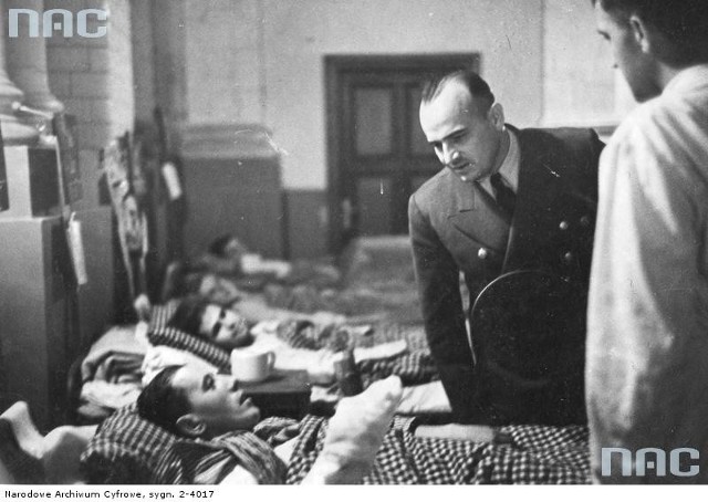 Jedna z fotografii dokumentujących wizytę generalnego gubernatora Hansa Franka w Lublinie w 1941 roku 