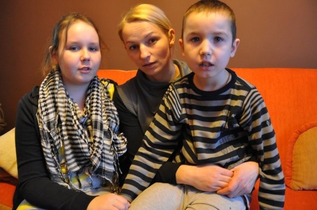 Mariola Rafałowicz z córką Anią i chorującym na padaczkę ogniskową upośledzonym synem Aleksandrem.