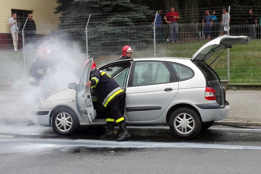 Pożar samochodu na al. Racławickich w Lublinie. Zapaliła się komora silnika (ZDJĘCIA, WIDEO)