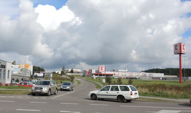 Skrzyżowanie ulic Wybickiego i Przemysłowej w Bytowie. W tym miejscu ma być rondo.