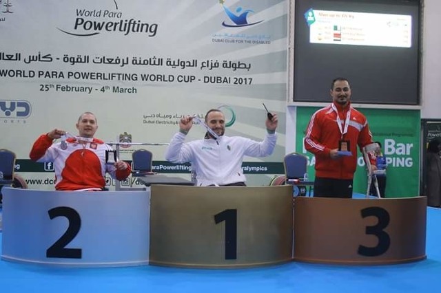 Podium w Dubaju. Marek Trykacz pierwszy od lewej