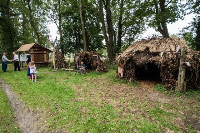 W osadzie historycznej ,,Od Neolitu do Średniowiecza" w Darłowie odbył się festyn rycerski. Był turniej łuczniczy, gry i zabawy.Na mieszkańców, jak i turystów czekały liczne atrakcje. Dzieci mogły strzelać z łuku. Na terenie parku odbył się także turniej bojowy. Zobacz także: Rajd w Będzinie