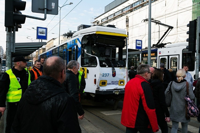 Wypadek na Bramie Portowej w Szczecinie: zderzenie tramwaju...