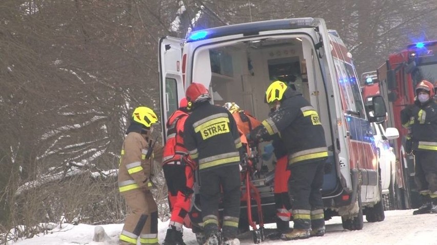 Konar przygniótł drwala 20.01.2021 r. Mężczyznę do szpitala zabrał śmigłowiec ratowniczy