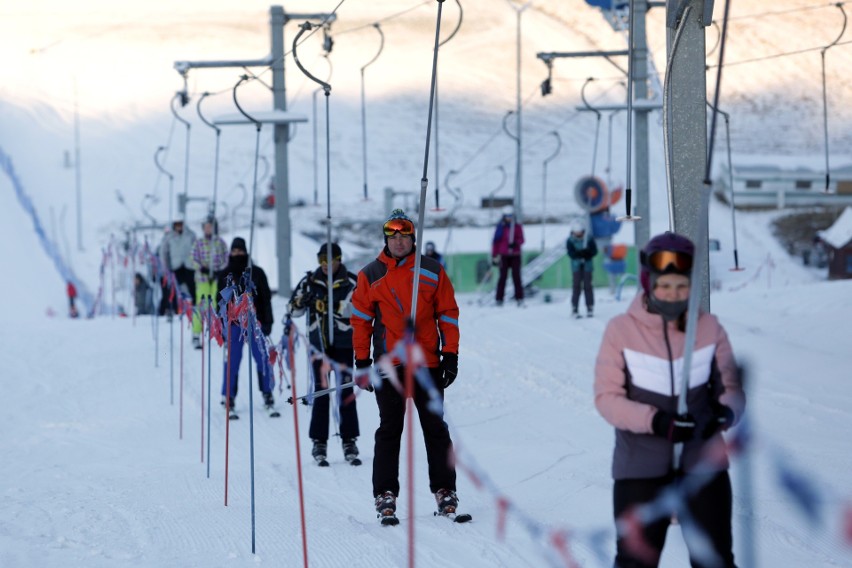 Stok narciarski w Rąblowie zapełnił się od amatorów białego szaleństwa. Narciarzy i snowboardzistów przyciągnęła zimowa aura