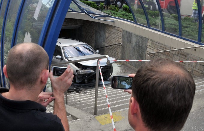 Uwaga! Auto wpadło w przejście podziemne na rondzie Jagiellonów [ZDJĘCIA, WIDEO]