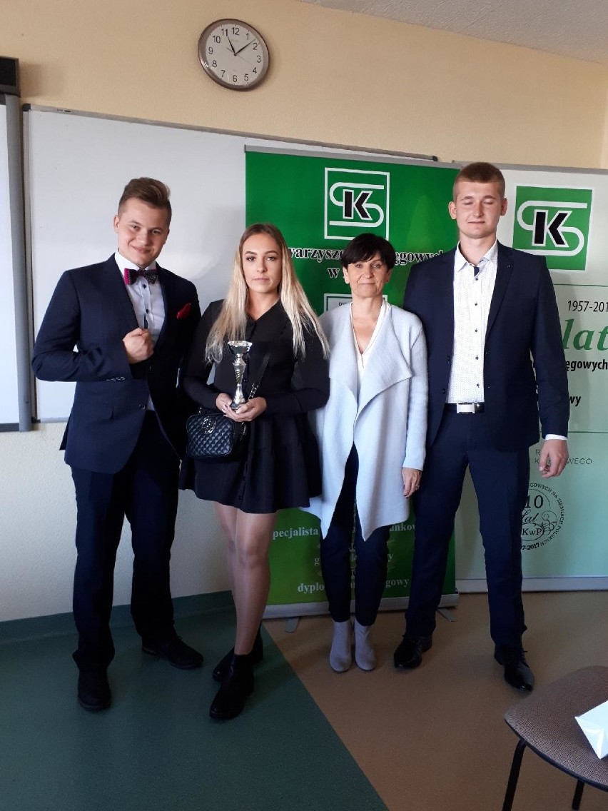 Sukces uczniów pińczowskiego "Staszica". Zajęli III miejsce w konkursie dla młodzieży pod hasłem "Dzień Księgowego"