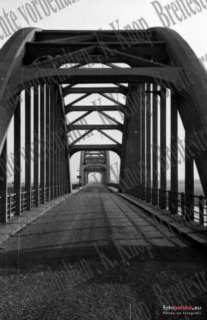 Białobrzeski most był budowany w latach 1932 - 1936, według...