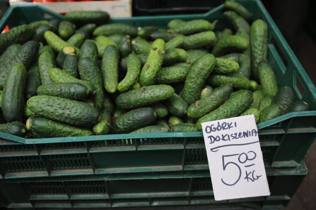 Ceny na targowiskach wyraźnie spadły. Ile zapłacimy za zakupy w dużej mierze zależy od tego, jak dorodne warzywa i owoce wybierzemy