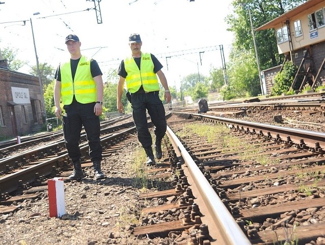 Zatrzymani nastolatkowie nie potrafili wyjaśnić, co robią na torach. Funkcjonariusze SOK znaleźli kamienie wetknięte w zwrotnice.