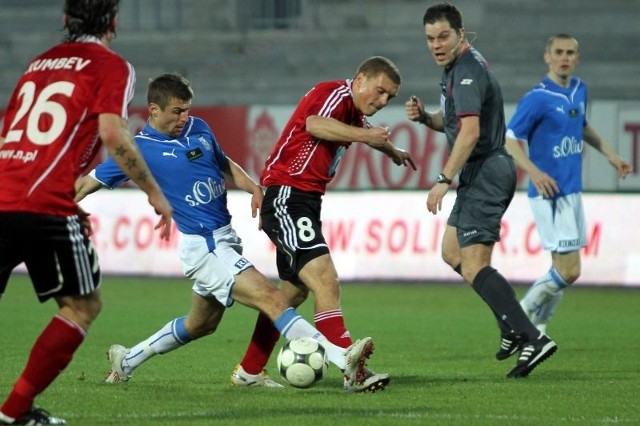 Tomasz Bandrowski (z lewej) z Lecha i Maciej Iwański (z prawej) z Legii w starciu o piłkę w meczu 23. kolejki ekstraklasy. Szlagier kolejki wygrał Lech 1:0.