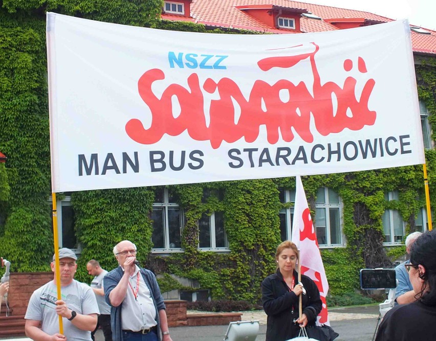 Podczas piątkowej pikiety związkowców „Solidarności” przed...