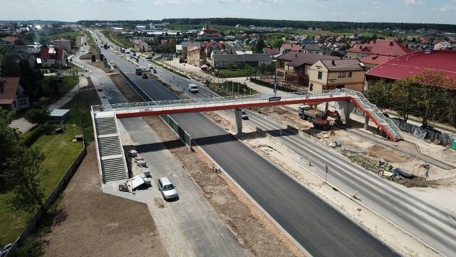 Zdjęcie przedstawia budowę obwodnicy Morawicy na drodze krajowej numer 73. Obecnie droga jest już gotowa.