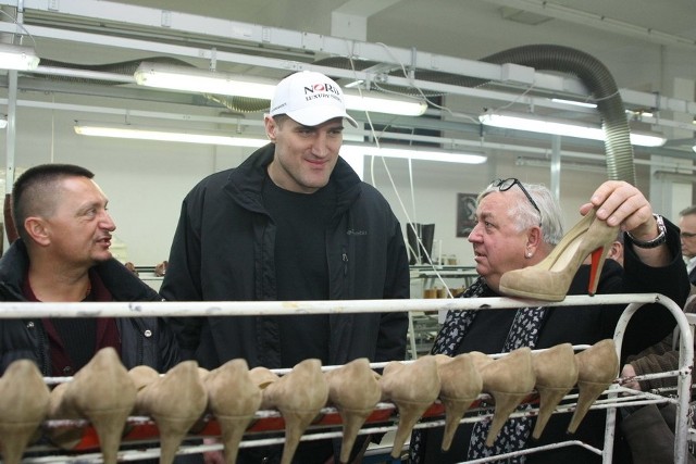 Mariusz Wach w fabryce obuwia NORD w Strzelinku.