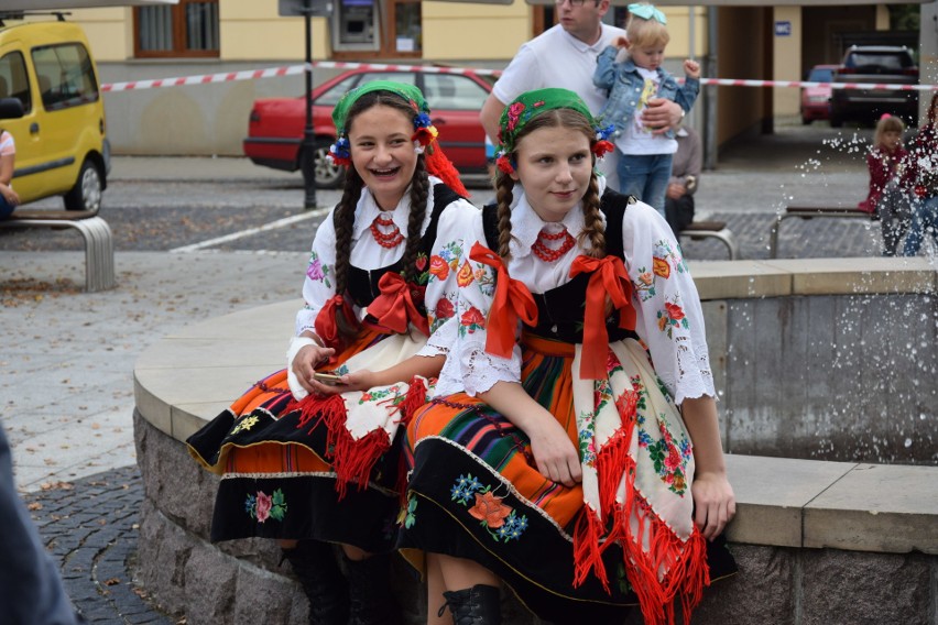 Biecz. VIII Przegląd Zespołów Folklorystycznych Pawie Pióra. Na scenie przed ratuszem goście z całej Małopolski