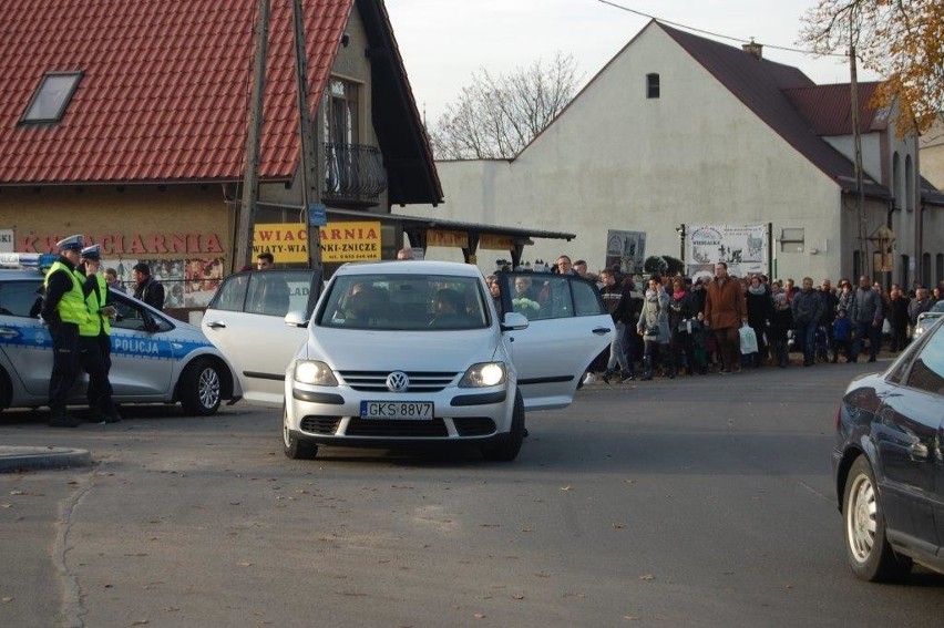 Mieszkańcy Kościerzyny odwiedzają groby bliskich [ZDJĘCIA]