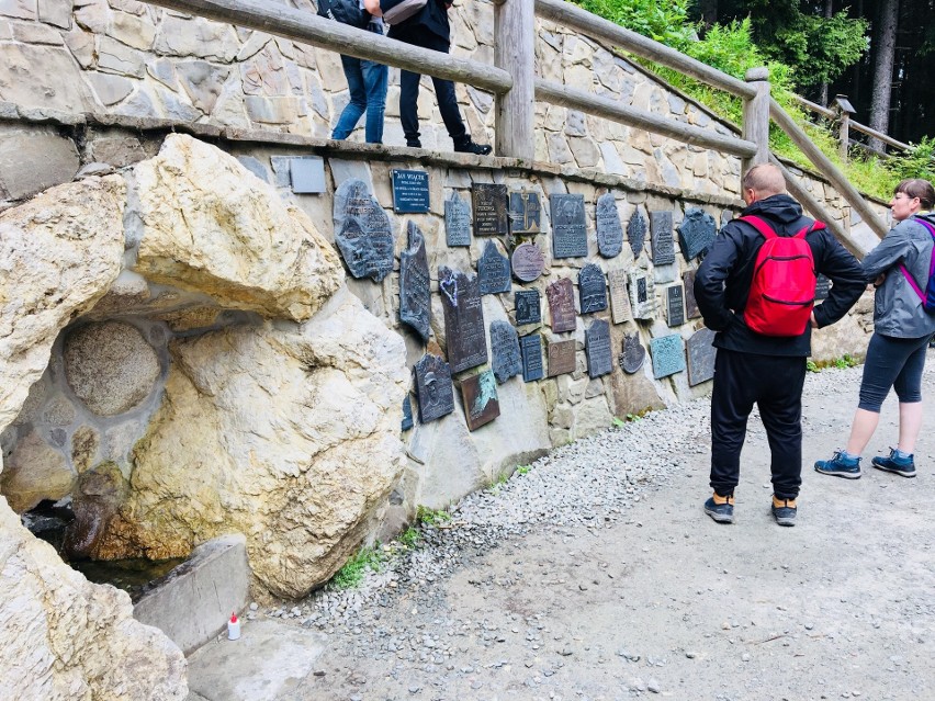 Tatry. Turystów na górskich szlakach jest sporo, ale tłumów (na szczęście) nie spotkamy