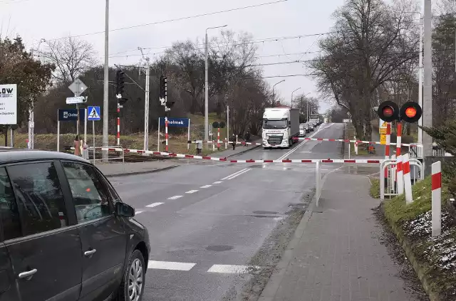 W ciągu dnia każde zamknięcie rogatek na drodze 780 w Chełmku powoduje, że po obu stronach na ulicach Krakowskiej i Piastowskiej powstają korki