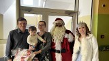 Wigilijny Mikołaj odwiedził dzieciaki w szpitalach w Tarnobrzegu, Stalowej Woli i Mielcu. Były prezenty i dużo radości. Zdjęcia