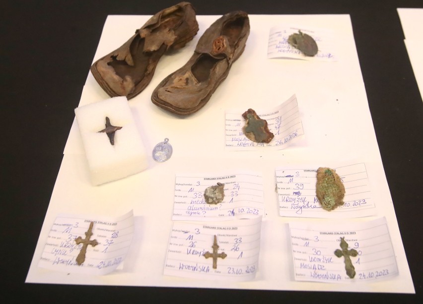 Przedmioty, które znajdowały się przy szczątkach cywilów:...